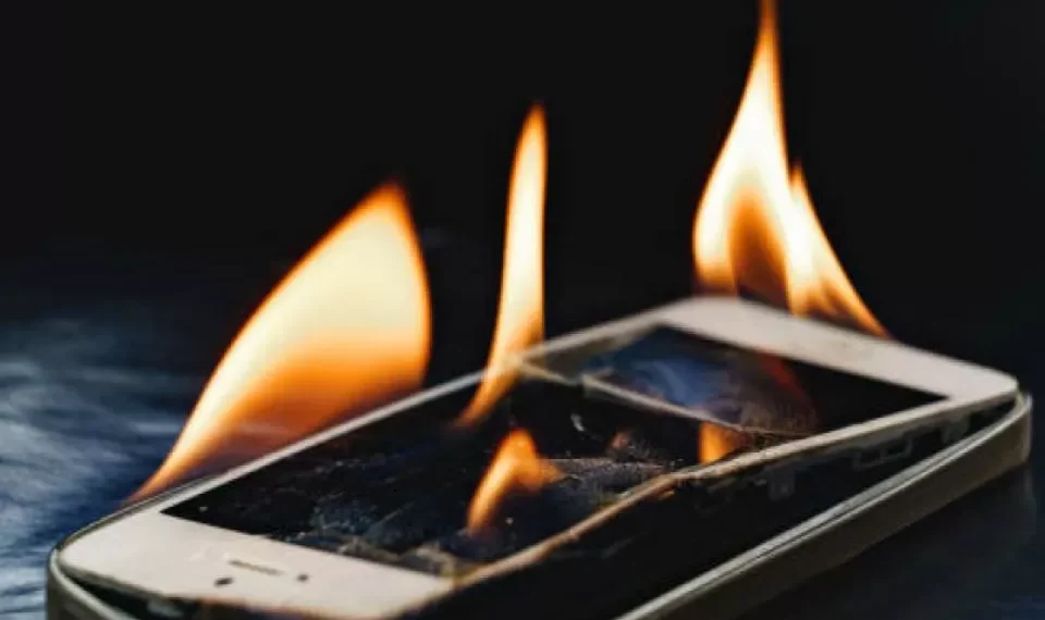 Preste atención: si no quiere provocar un incendio con su celular, no haga esto