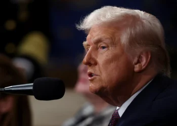 Trump descarta recessão nos EUA e sinaliza flexibilização de tarifas sobre o Canadá