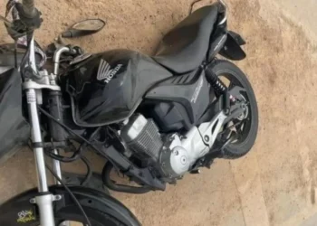 Motociclista de 19 anos morre após colidir e ser arrastado por caminhão, em Itajaí