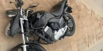 Motociclista de 19 anos morre após colidir e ser arrastado por caminhão, em Itajaí