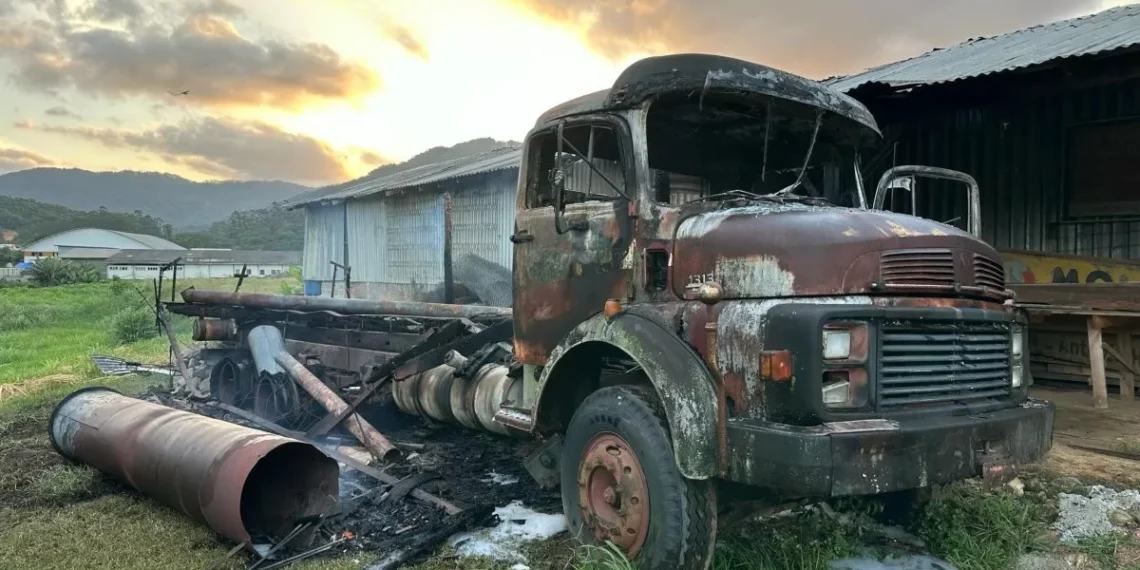 Incêndio em caminhão atinge galpão em Rio dos Cedros; bombeiros utilizam 9.500 litros de água no combate