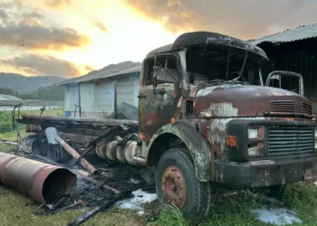 Incêndio em caminhão atinge galpão em Rio dos Cedros; bombeiros utilizam 9.500 litros de água no combate