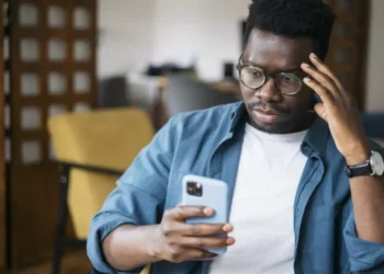 Estudio revela que es lo que pasa en el cerebro cuando se deja de mirar el celular