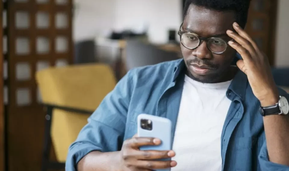 Estudio revela que es lo que pasa en el cerebro cuando se deja de mirar el celular