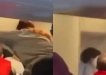 Lo que se sabe del pasajero que intento abrir la puerta de un avión en pleno vuelo