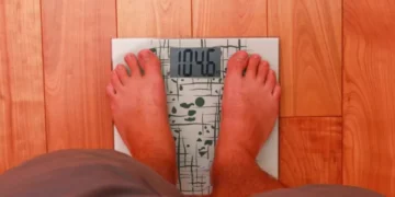 Ni comer bien ni hacer ejercicio le ayudarían a bajar de peso si mantiene estos hábitos