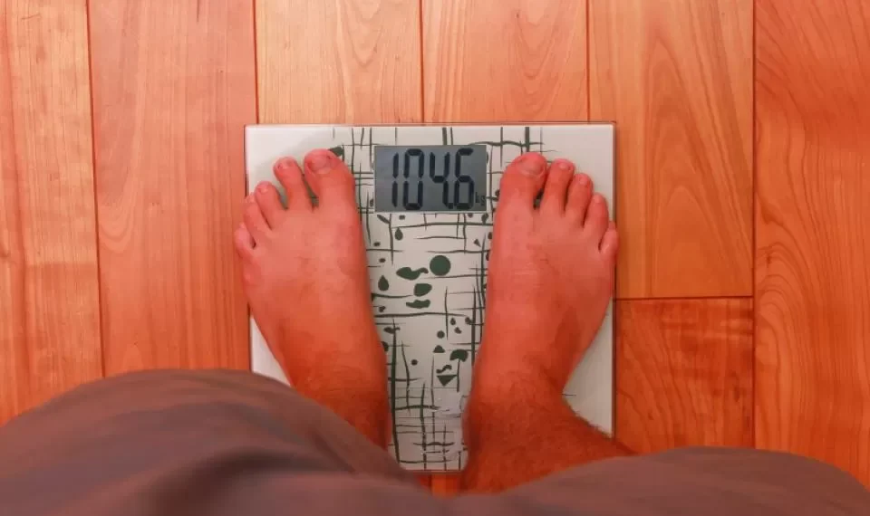 Ni comer bien ni hacer ejercicio le ayudarían a bajar de peso si mantiene estos hábitos