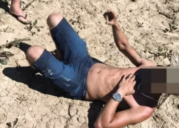 Homem com facão é baleado por vizinho durante tentativa de furto em casas de SC