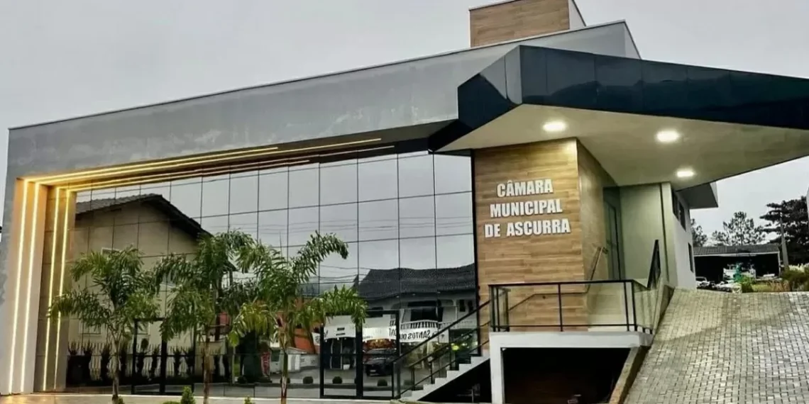 Empresa ligada a ex-assessora jurídica perde contrato de 2025 e exclui redes sociais da Câmara de Ascurra