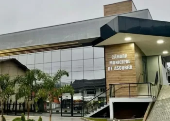 Empresa ligada a ex-assessora jurídica perde contrato de 2025 e exclui redes sociais da Câmara de Ascurra