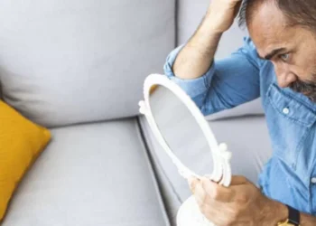 Tenga cuidado: lo que aceleraría la caída del pelo en hombres… no es la gorra, ni gel