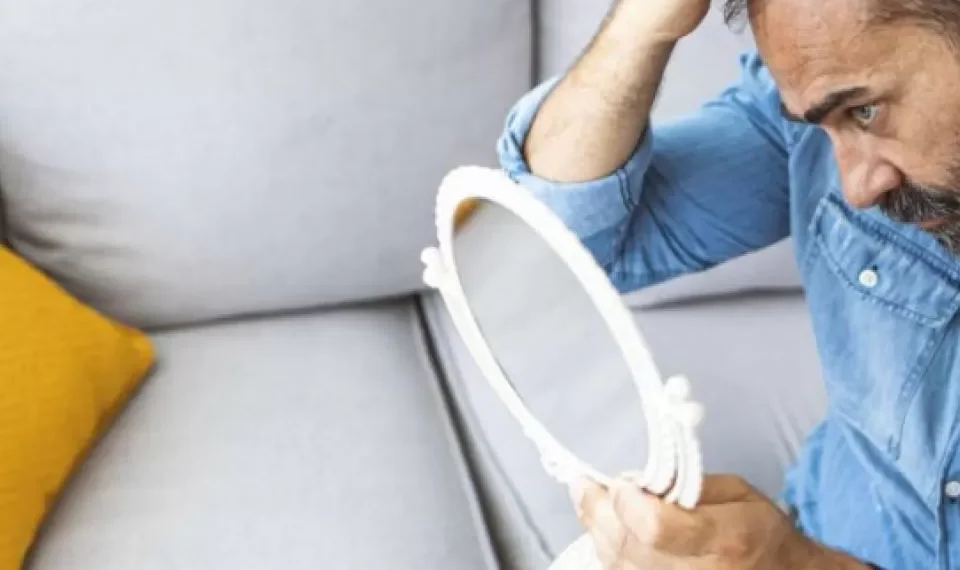 Tenga cuidado: lo que aceleraría la caída del pelo en hombres… no es la gorra, ni gel