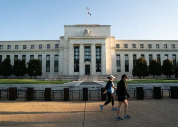 Mercado mantém junho para 1º corte de juro pelo Fed; redução acumulada segue dividida