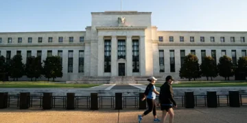 Mercado mantém junho para 1º corte de juro pelo Fed; redução acumulada segue dividida