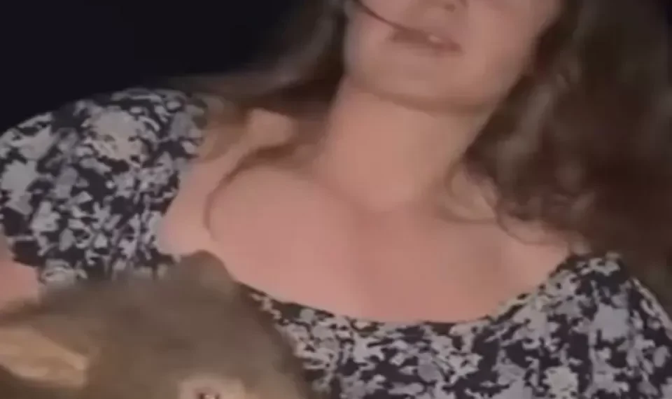 Piden que una ‘influencer’ sea expulsada de Australia tras capturar un wombat bebé