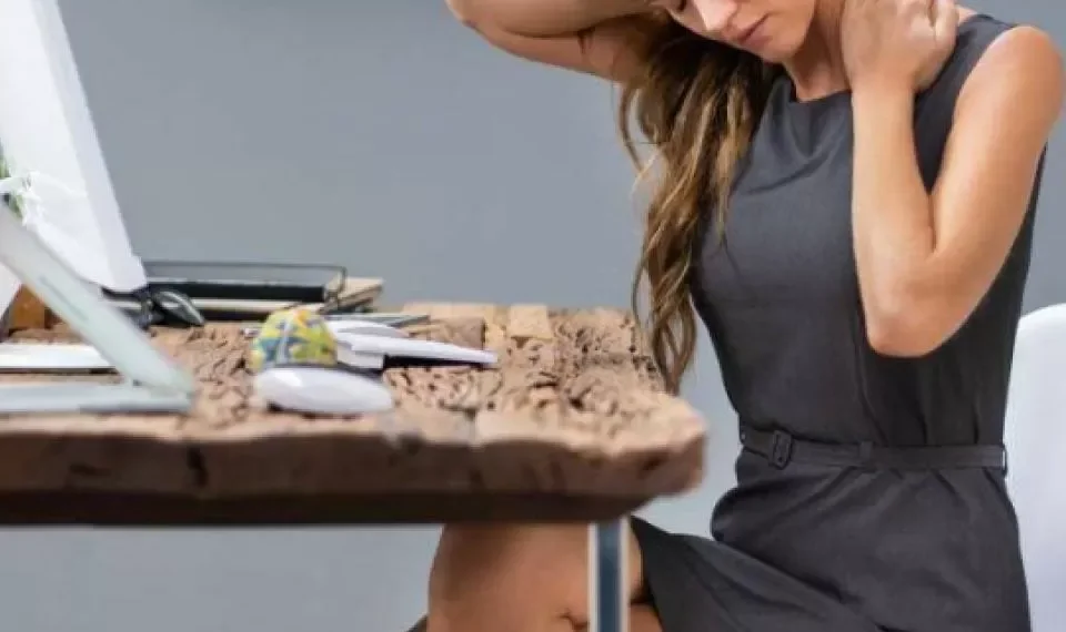 La actividad de cada día que podría causarle mayor infelicidad, según informe