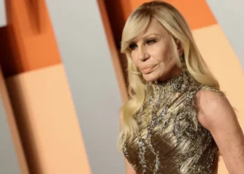 Donatella Versace saldrá de la dirección creativa de la firma después de casi 30 años