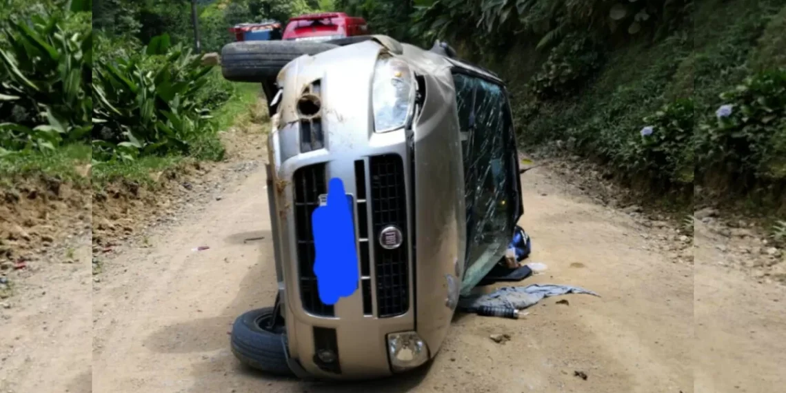Carro sai da pista e capota em Rodeio, deixando 4 feridos