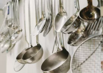 ¿Es peligroso el plomo en los utensilios de cocina? Lo que debe tomar en cuenta