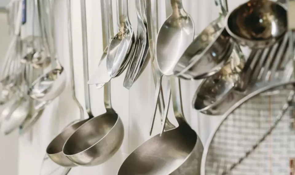 ¿Es peligroso el plomo en los utensilios de cocina? Lo que debe tomar en cuenta