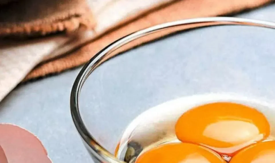 ¿Si un huevo flota en el agua no debería consumirlo? La verdad sobre esta pregunta