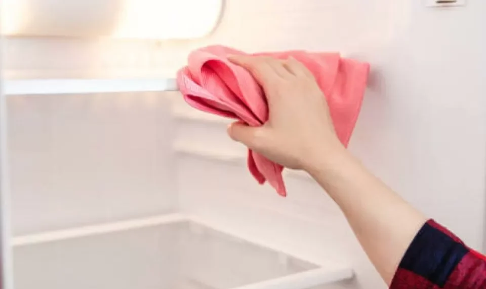 La frecuencia con la que debería limpiar su nevera para evitar malos olores