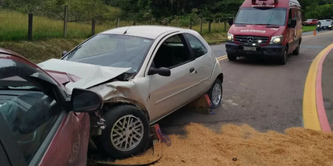 Colisão frontal entre dois carros deixa 2 condutores e uma passageira feridos em Pomerode