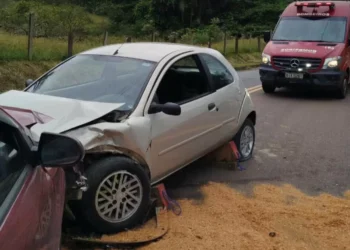 Colisão frontal entre dois carros deixa 2 condutores e uma passageira feridos em Pomerode