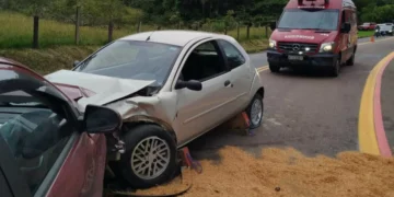 Colisão frontal entre dois carros deixa 2 condutores e uma passageira feridos em Pomerode