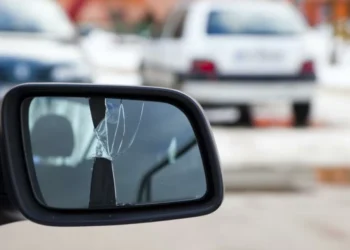 ¿Cuál es la multa por tener el espejo retrovisor roto en Colombia?