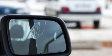 ¿Cuál es la multa por tener el espejo retrovisor roto en Colombia?