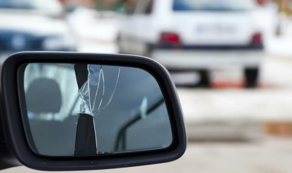 ¿Cuál es la multa por tener el espejo retrovisor roto en Colombia?