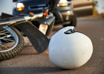 Motociclista fica ferida após colisão com carro em Timbó