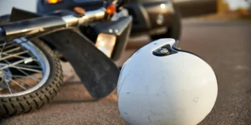 Motociclista fica ferida após colisão com carro em Timbó