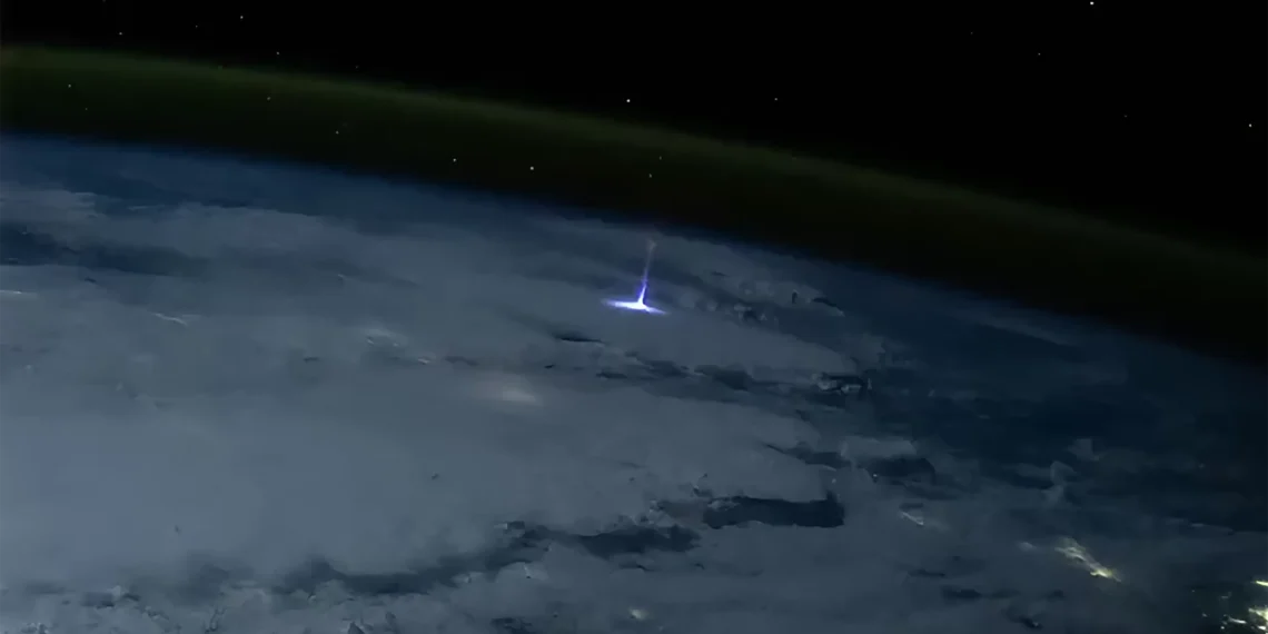 Raro relâmpago gigante sobre a Terra é fotografado do espaço