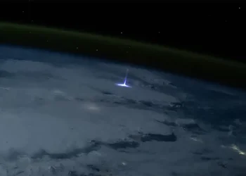 Raro relâmpago gigante sobre a Terra é fotografado do espaço