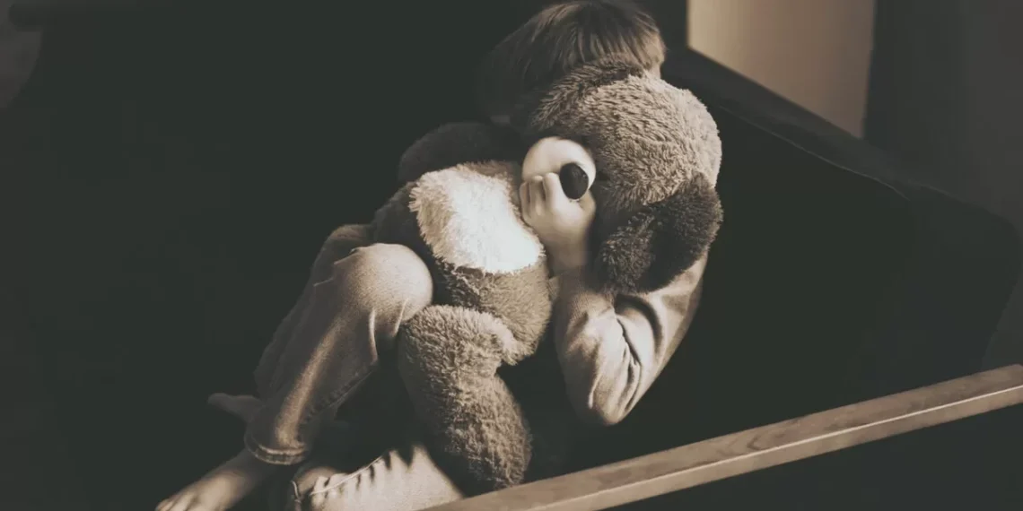 Mãe é detida por deixar filho de 6 anos sozinho dentro de casa por horas em Brusque