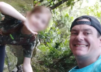 Pai que fugiu com filha de 8 anos de SC, escreve carta na prisão pedindo que a criança seja ouvida