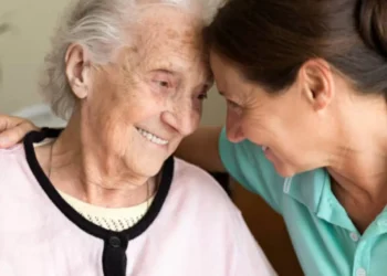Ni su nombre ni la edad: esto es lo primero que olvida una persona con Alzheimer