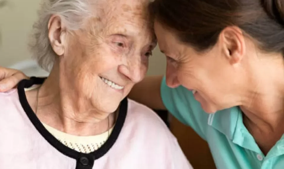 Ni su nombre ni la edad: esto es lo primero que olvida una persona con Alzheimer