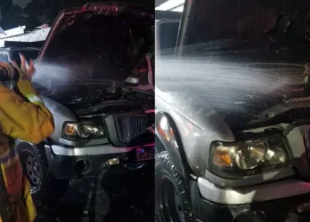 Colisão entre 2 veículos provoca incêndio e interdita rua em Indaial
