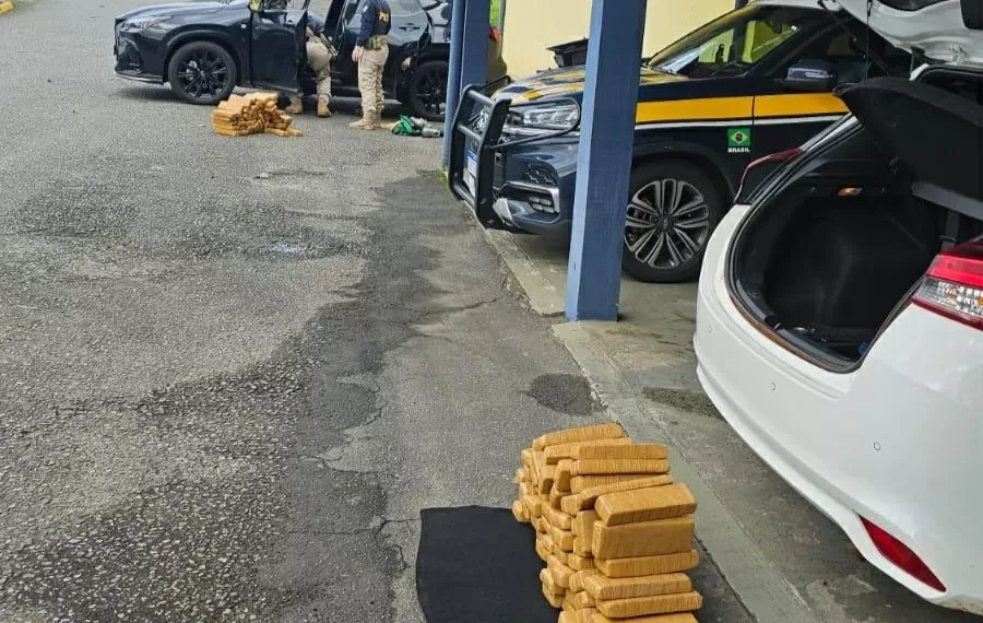 PRF intercepta três carros com maconha durante feriadão em SC; cinco foram presos