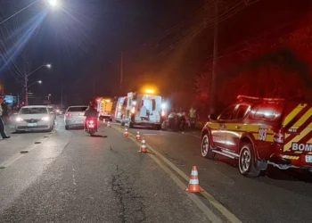 Acidente entre carro e motocicleta deixa 2 feridos no bairro Garcia, em Blumenau