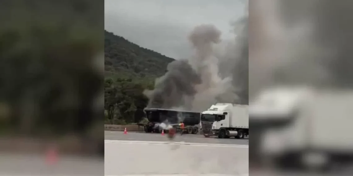 Carreta pega fogo e causa lentidão na BR-101