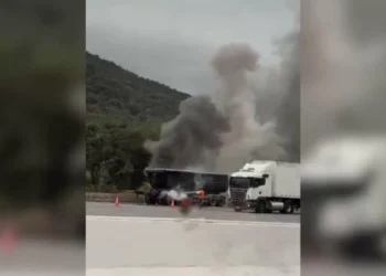 Carreta pega fogo e causa lentidão na BR-101
