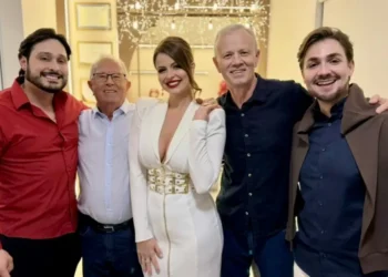 Avô de 84 anos aparece de surpresa e emociona Shanon na inauguração da Odontologia 3S, em Timbó