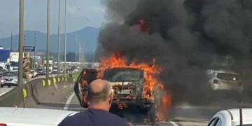 Carro pega fogo e causa 25 km de fila na BR-101