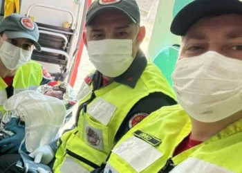 Mulher de 20 anos tem filho na cama de casa e é atendida pelos bombeiros militares de Gaspar
