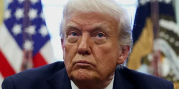 Trump expande exploração de petróleo no mar e acelera licenças de mineração