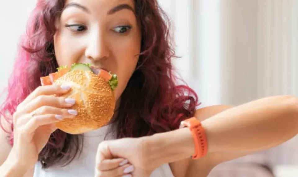 Comer rápido o lento: ¿cuál debería evitar para no subir de peso?